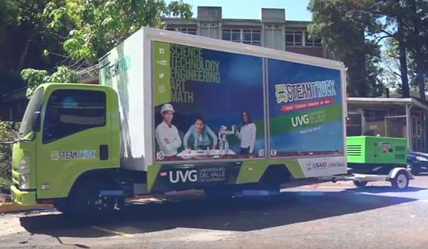 Un système de production d'énergie mobile INMESOL alimente le “Steam Truck” 1 Le Steam Truck transportant le groupe électrogène mobile INMESOL, modèle IK-015