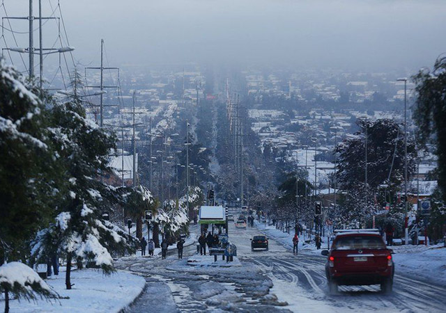 Energía en emergencia INMESOL en la mayor nevada registrada en Santiago de Chile en los últimos 10 años 2 Ciudad de Santiago cubierta de nieve. - Imagen: EPA