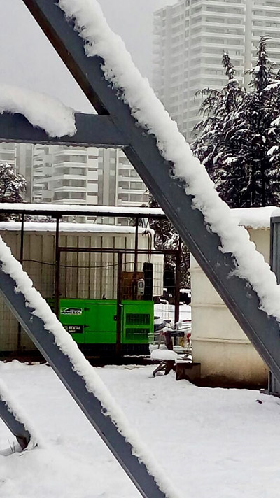 Energía en emergencia INMESOL en la mayor nevada registrada en Santiago de Chile en los últimos 10 años 1 Grupo electrógeno en emergencia IK-033, en la parte trasera de una farmacia, en Santiago de Chile