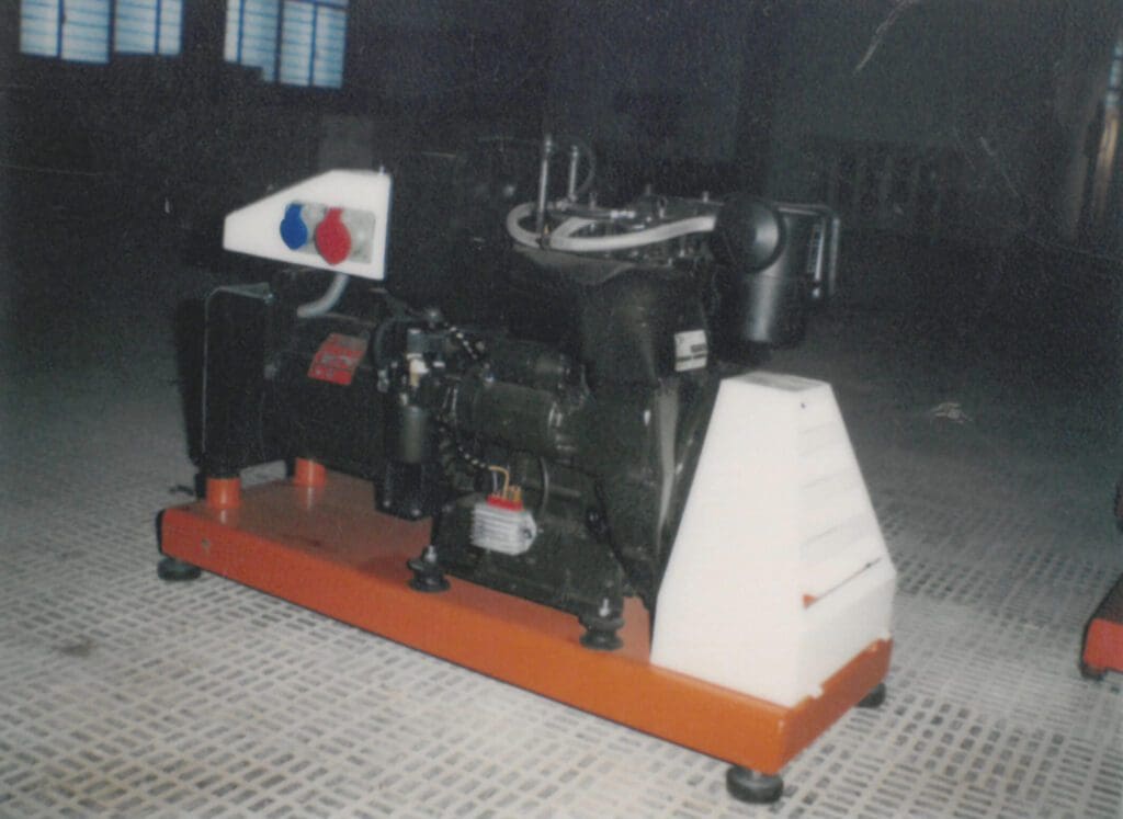 Nuevos grupos electrógenos compactos y súper silenciosos STAGE V de 900 kVA y 1100 kVA 2 estatica antigua